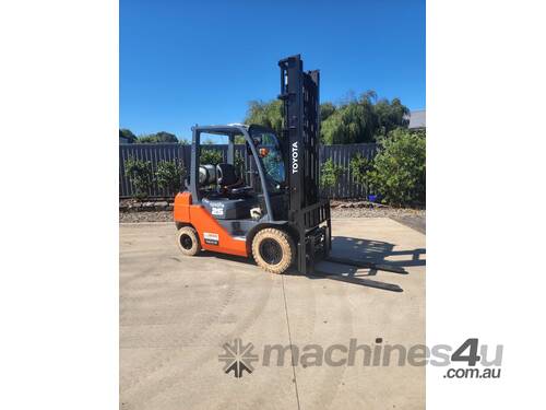 Toyota Forklift 2.5T with Tyne Positioners