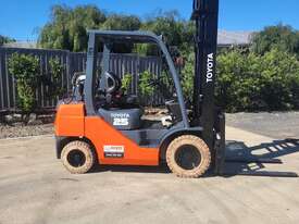 Toyota Forklift 2.5T with Tyne Positioners - picture0' - Click to enlarge