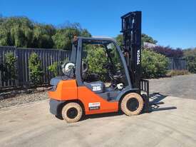 Toyota Forklift 2.5T with Tyne Positioners - picture1' - Click to enlarge