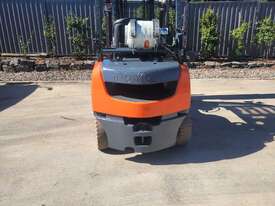 Toyota Forklift 2.5T with Tyne Positioners - picture2' - Click to enlarge