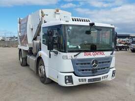 Mercedes-Benz Econic - picture0' - Click to enlarge