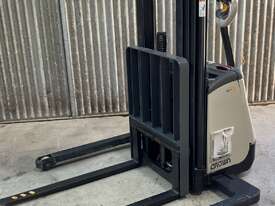 Walkie Stacker ST 3000 - picture0' - Click to enlarge