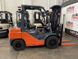 TOYOTA 8FG30 62512 DELUXE 3 TON 3000 KG CAPACITY LPG GAS FORKLIFT 4500 MM 3 STAGE MAST - picture0' - Click to enlarge