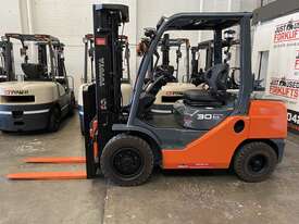 TOYOTA 8FG30 62512 DELUXE 3 TON 3000 KG CAPACITY LPG GAS FORKLIFT 4500 MM 3 STAGE MAST - picture2' - Click to enlarge