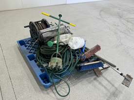 Pallet of Miscellaneous Gardening Items - picture1' - Click to enlarge