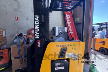 WAREHOUSE REACH TRUCK | HYUNDAI 18BRP-9 Triplex 6850mm