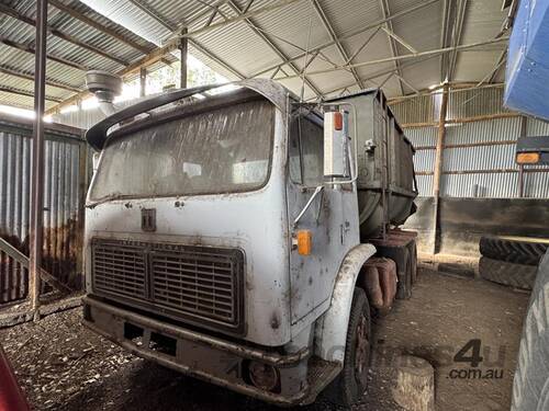 caption INTERNATIONAL Acco 2150B with Feed Mixer