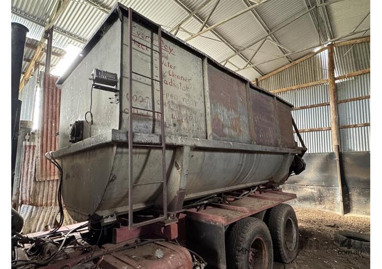 caption INTERNATIONAL Acco 2150B with Feed Mixer