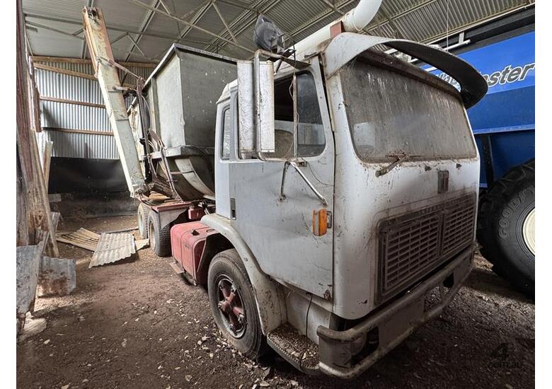 caption INTERNATIONAL Acco 2150B with Feed Mixer