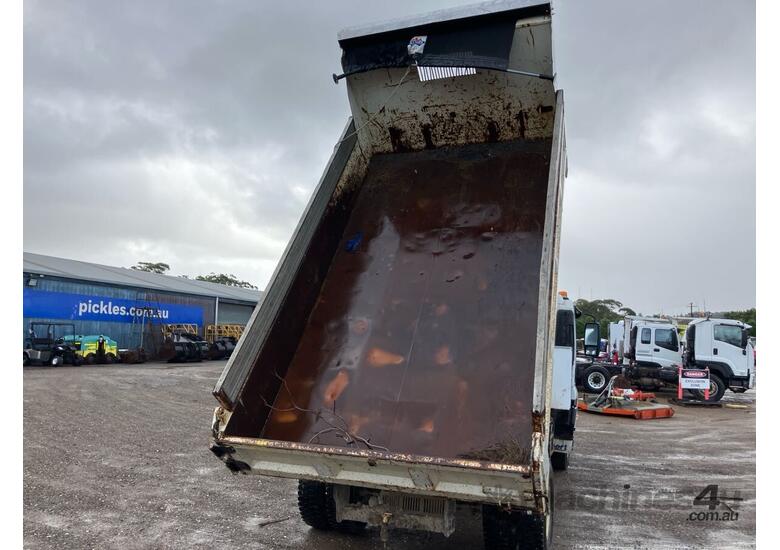 caption 2012 Isuzu FRR Tipper