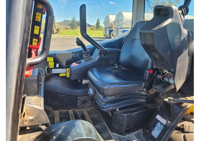 caption 2014 JCB 260 Skid Steer Loader