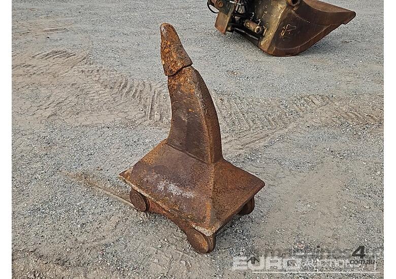 caption Oz OZ Ripper to suit 20t Excavator, Ears 300mm, Centres 480mm, Pins