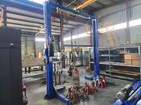 Vehicle Hoist 4000kg - picture0' - Click to enlarge