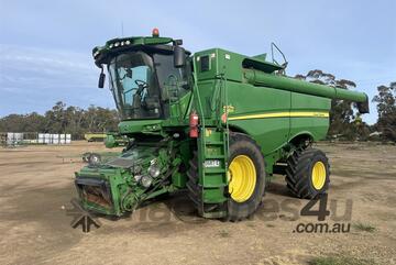 2013 JOHN DEERE S680 & John Deere 640D on Trailer