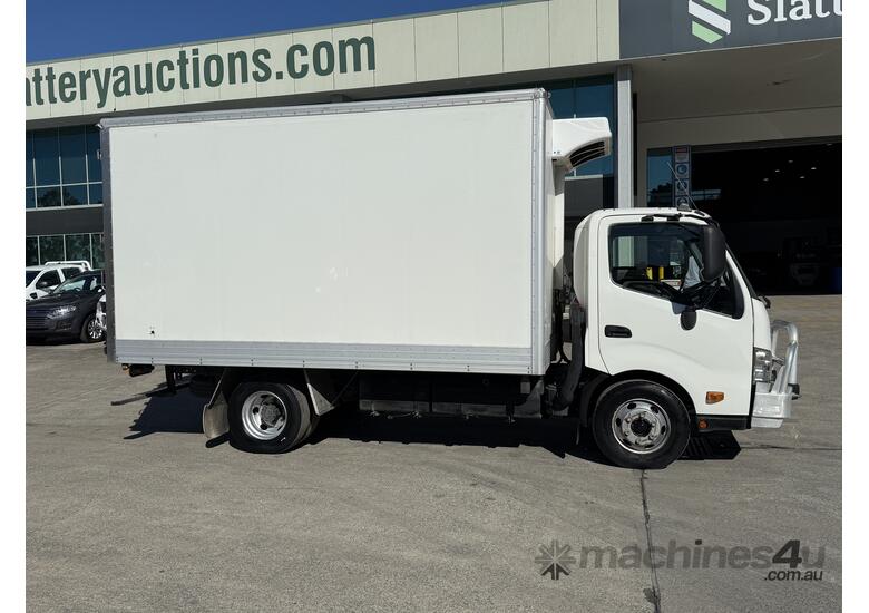 caption 2015 Hino 300-917 4x2 Refrigerated Pantech