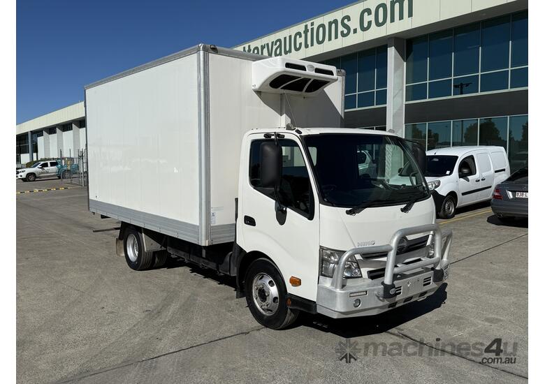 caption 2015 Hino 300-917 4x2 Refrigerated Pantech