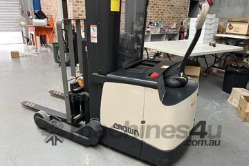 CROWN SHR5500 WALKIE REACH TRUCK/ STACKER - VERY LOW USAGE!