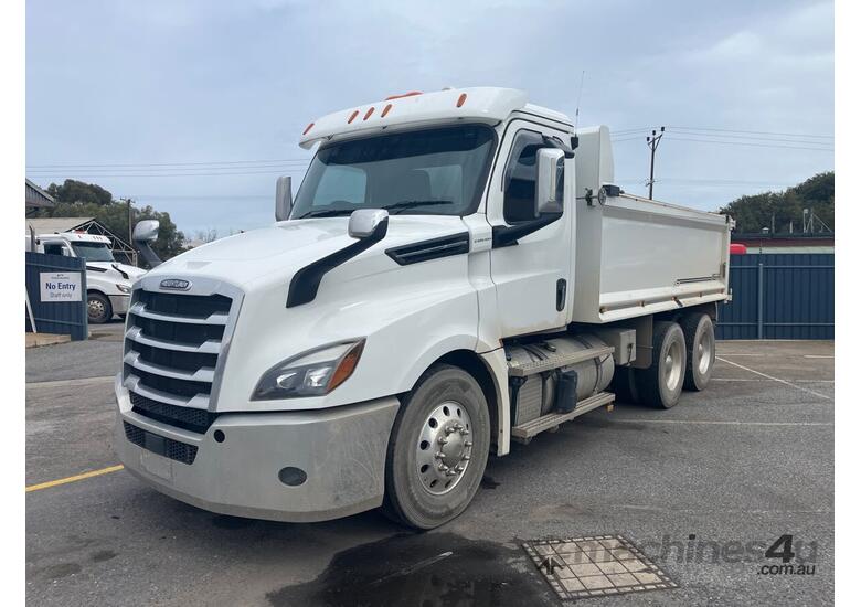 2022 Freightliner Cascadia Tipper