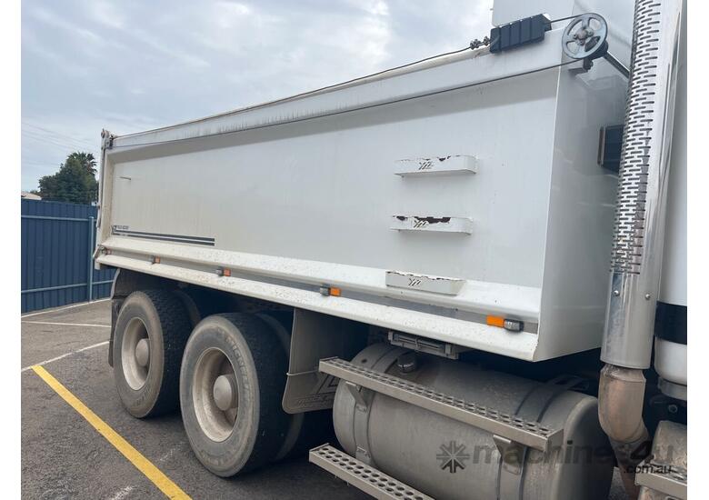 2022 Freightliner Cascadia Tipper