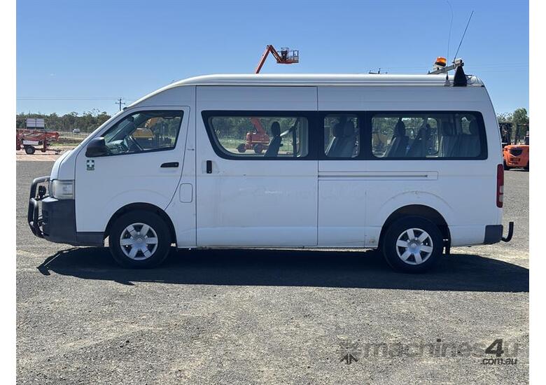 2006 TOYOTA COMMUTER BUS