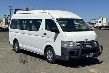 Toyota 2006   COMMUTER BUS