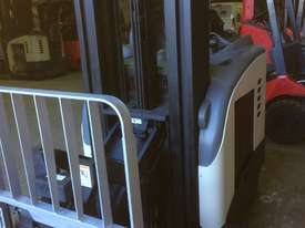 Crown reach truck - picture2' - Click to enlarge