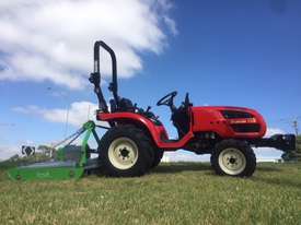 Branson Tractor 4WD 28HP 2900 with galvinised slasher - picture0' - Click to enlarge