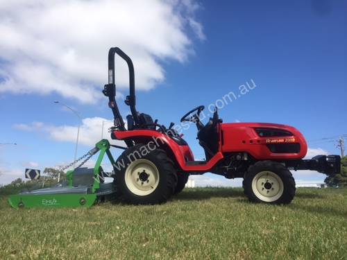 Branson Tractor 4WD 28HP 2900 with galvinised slasher