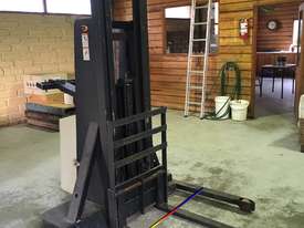 Crown Walkie Stacker 3.3m two stage mast good condition - picture0' - Click to enlarge