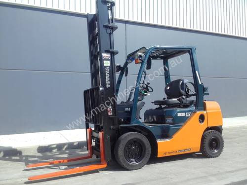 Economy Class 2010 32-8FG25 Dual Fuel Forklift located in Sydney