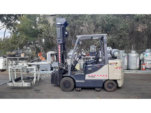 Crown 2.5 ton forklift for sale 2007 model 4.5m mast pallet grab attachment solid tyres