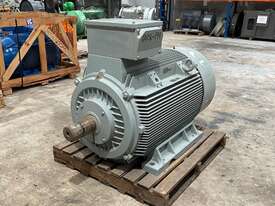 315 kw 420 hp 6 pole 990 rpm 415 volt 400L frame AC Electric Motor Siemens Type 1 A6 407-6AB90Z - picture0' - Click to enlarge