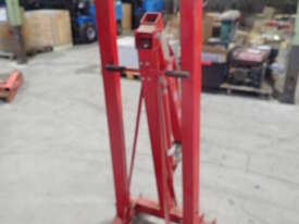 2 TONNE FOLDING HYDRAULIC ENGINE HOIST - picture0' - Click to enlarge