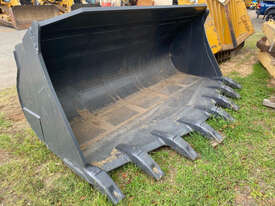 KOMATSU WA500-6 SPADE NOSE ROCK BUCKET Bucket-Rock Attachments - picture0' - Click to enlarge