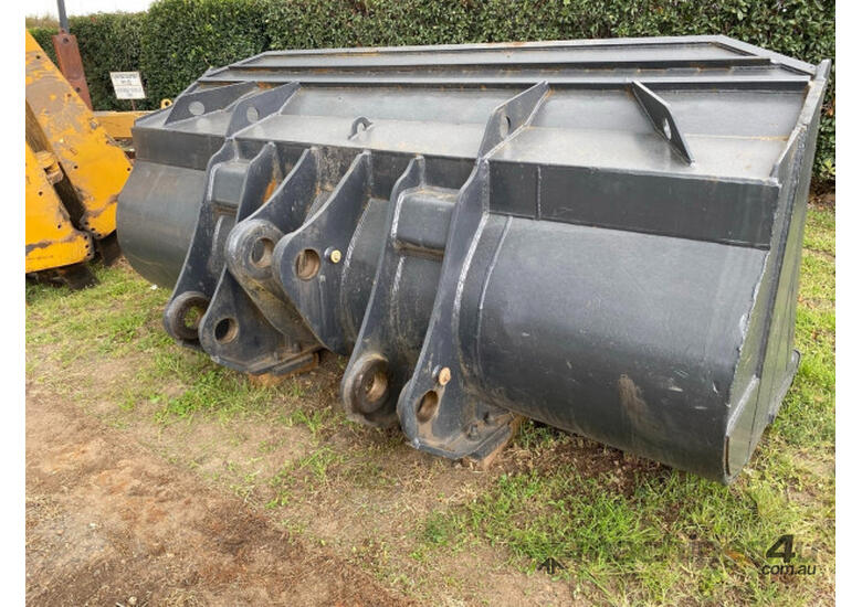 caption KOMATSU WA500-6 SPADE NOSE ROCK BUCKET Bucket-Rock Attachments
