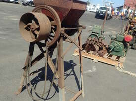 VINTAGE SUNFEED BELT DRIVEN GRAIN GRISTER - picture1' - Click to enlarge