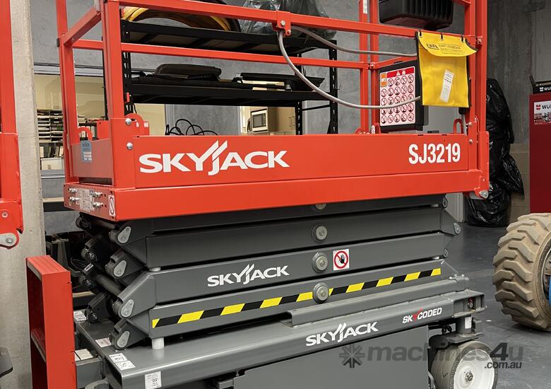 Skyjack SJ3219 - Brand New 19ft Electric Scissor Lift image 2