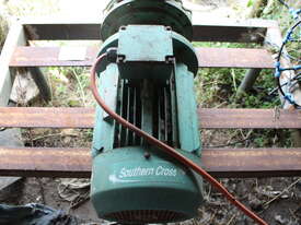 Southern Cross pump on movable frame - picture0' - Click to enlarge