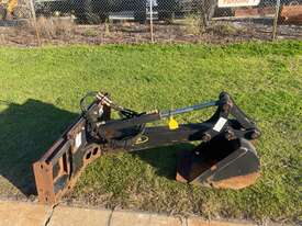 Backhoe Attachment Digga Skid Steer Universal Hitch - picture0' - Click to enlarge