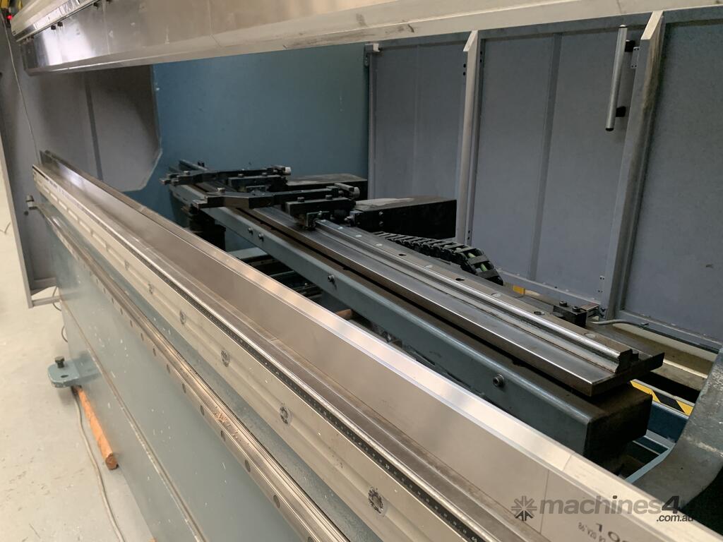 Used durma Durma ADS 25100 CNC press brake with 8 axes and Cybelec