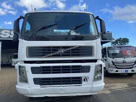 2005 Volvo FM9 White Beavertail 9.4l 8x4 - picture0' - Click to enlarge