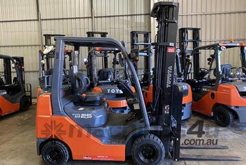 TOYOTA 8FGK25 DELUXE S/N 30697 COMPACT DUAL FUEL LPG / PETROL 6 METER 3 STAGE LIFT FORKLIFT