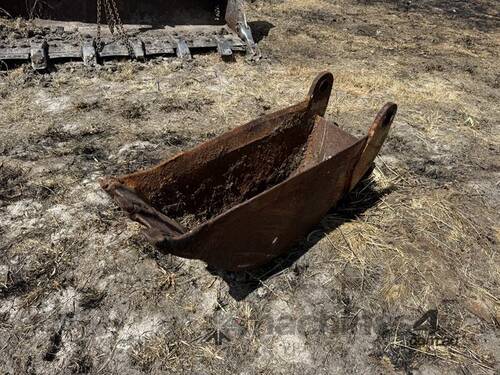 DIGGING BUCKET