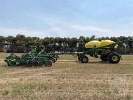 John Deere 1890 40ft 10in & 1910 270bu - picture2' - Click to enlarge