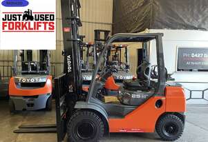 TOYOTA 8FG25 S/N 60975 DELUXE 2015 MODEL 2.5 TON CAPACITY LPG/GAS FORKLIFT 4.5 M 2 STAGE MAST