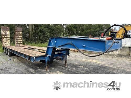 caption 1981 FREIGHTER TRI-AXLE LOW LOADER TRAILER