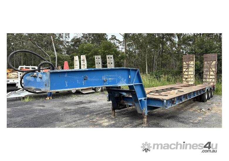 caption 1981 FREIGHTER TRI-AXLE LOW LOADER TRAILER