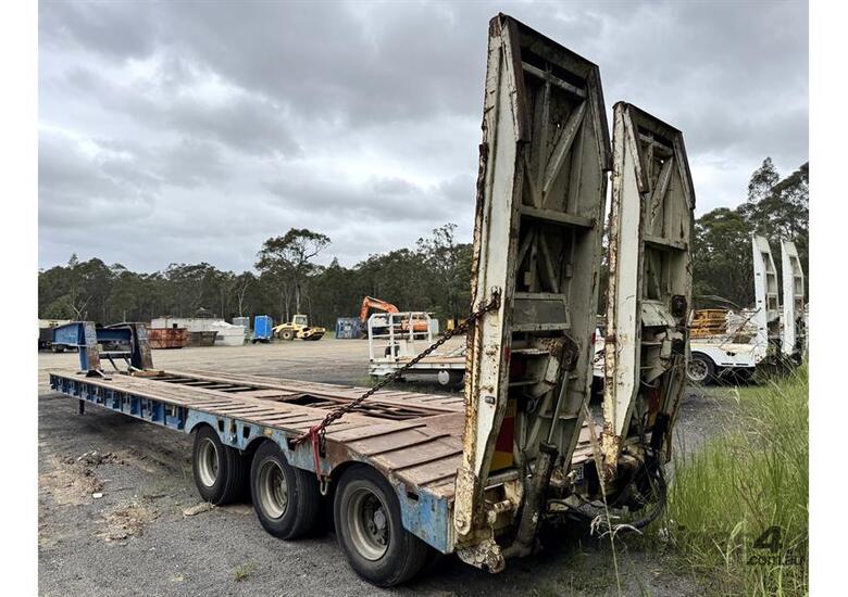 caption 1981 FREIGHTER TRI-AXLE LOW LOADER TRAILER