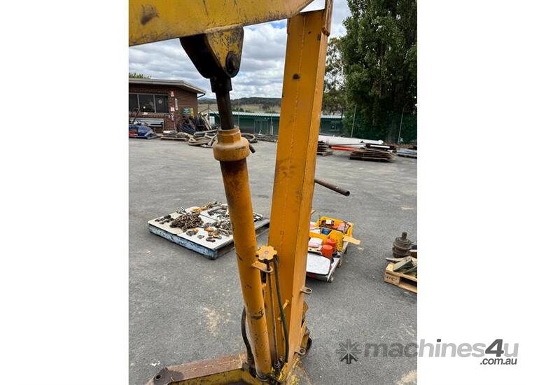 caption PERROT & ADAMS MOBILE CRANE