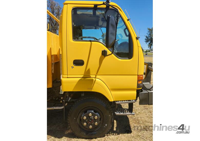 Isuzu NPS300 4x4 Single Cab Traytop Firetruck.  Ex QLD Fire & Rescue Service.